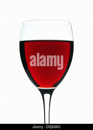 Weinglas mit Rotwein auf dem weißen Hintergrund Stockfoto