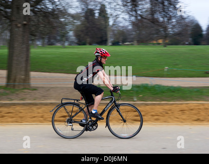 Ein Radsportler durch den Hyde Park in London. Stockfoto
