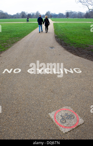 Ein Nein Radfahren Zeichen gemalt auf einen Pfad im Hyde Park in London. Stockfoto