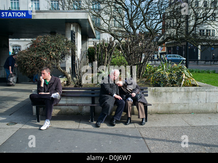 Ein paar schläft auf einer Bank in London. Stockfoto