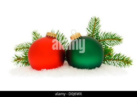 Rote und grüne Weihnachtskugeln mit Fichte Baum Zweig isoliert auf weißem Hintergrund Stockfoto