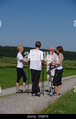 Nordic-walking-jung und alt zusammen Stockfoto