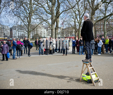 Ein Mann stehend auf Holz Trittleiter bei Speakers Corner in London. Stockfoto