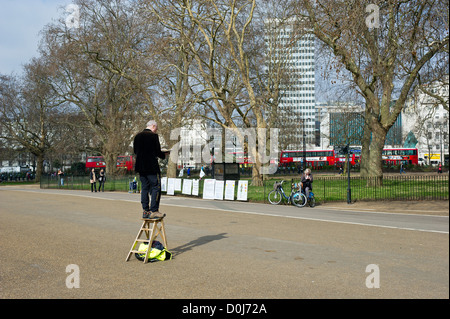 Ein Mann auf eine hölzerne Trittleiter bei Speakers Corner im Hyde Park in London. Stockfoto