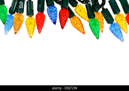 Bunte Reihe von Weihnachtsbeleuchtung isoliert auf weißem Hintergrund Stockfoto