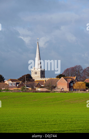 Der Turm der Kirche im Dorf Hoo St. Werburgh in Kent. Stockfoto