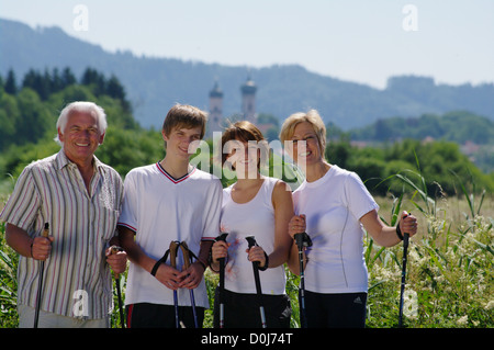 Nordic-walking-jung und alt zusammen Stockfoto