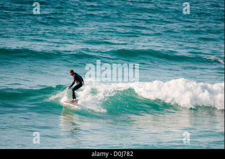Ein Surfer Sennen Cove. Stockfoto