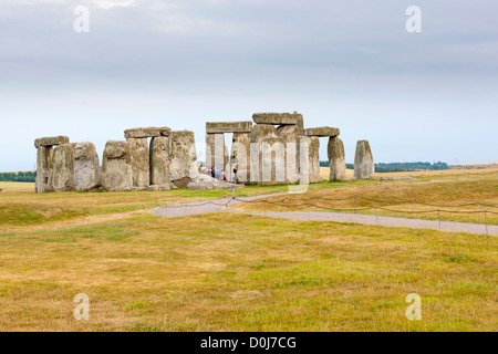 Ein Blick über den Rasen zu Stonehenge. Stockfoto