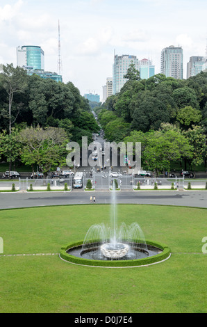 HO-CHI-MINH-STADT, Vietnam – Ein Brunnen auf dem Vordergelände des Wiedervereinigungspalastes (der ehemalige Präsidentenpalast) in der Innenstadt von Ho-Chi-Minh-Stadt (Saigon), Vietnam. Der Palast wurde während des Vietnamkrieges als Kommandozentrale Südvietnams genutzt. Stockfoto