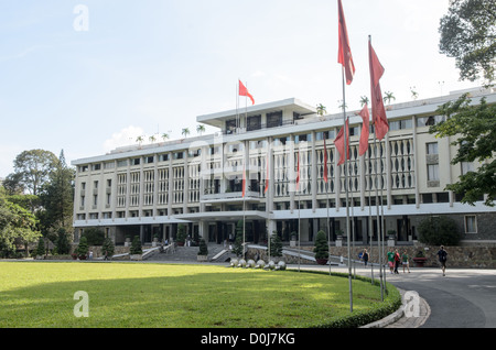 HO CHI MINH CITY, Vietnam - Palast der Wiedervereinigung, dem ehemaligen Präsidentenpalast) in der Innenstadt von Ho Chi Minh City (Saigon), Vietnam. Der Palast wurde wie der Befehl Sitz von Südvietnam während des Vietnam Krieges verwendet. Stockfoto