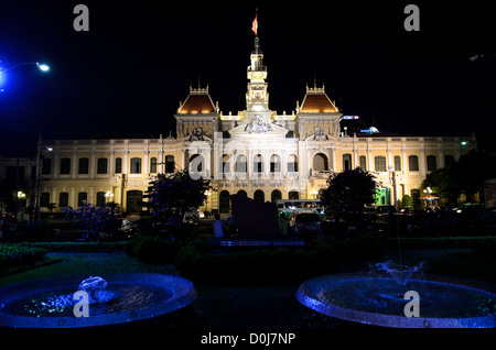 HO-CHI-MINH-STADT, Vietnam – das große Ho-Chi-Minh-Rathaus, beleuchtet gegen den Nachthimmel, ist ein großartiges Beispiel französischer Kolonialarchitektur im Herzen der Stadt. Ursprünglich als Saigons Hôtel de Ville im frühen 20. Jahrhundert erbaut, dient dieses berühmte Wahrzeichen heute als Hauptsitz des Ho Chi Minh City People's Committee und verbindet historisches Erbe mit zeitgenössischer Regierungsführung. Stockfoto