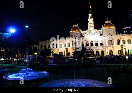 HO-CHI-MINH-STADT, Vietnam – das große Ho-Chi-Minh-Rathaus, beleuchtet gegen den Nachthimmel, ist ein großartiges Beispiel französischer Kolonialarchitektur im Herzen der Stadt. Ursprünglich als Saigons Hôtel de Ville im frühen 20. Jahrhundert erbaut, dient dieses berühmte Wahrzeichen heute als Hauptsitz des Ho Chi Minh City People's Committee und verbindet historisches Erbe mit zeitgenössischer Regierungsführung. Stockfoto