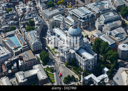 Luftaufnahme von St. Pauls Kathedrale und Umgebung in London.