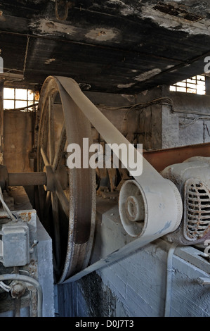 Rostigen Rad Riemenantrieb Maschinen in verlassenen Fabrik. Industrielle Interieur. Stockfoto