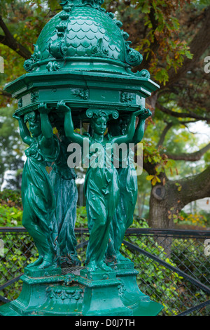 Trinkwasser-Brunnen von Charles-Auguste Lebourg entworfen und finanziert durch die Engländer Richard Wallace, Montmartre, Paris Frankreich Stockfoto