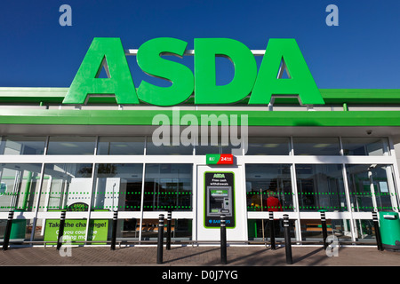 Vor dem Eingang und Schild am Haupteingang von einem ASDA Einzelhandel Supermarkt in Dorset. Stockfoto