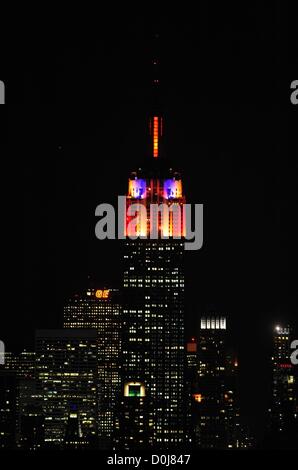 27. November 2012 - Manhattan, New York, USA - Alicia Keys '' dreht den Schalter '' enthüllen das Empire State Building neue LED Beleuchtung mit einem exklusiven Licht zeigen choreographierte, ihre Lieder, "Girl on Fire'' und '' Empire State of Mind", auf Montag, 26. November 2012. (Bild Kredit: Bryan Smith/ZUMAPRESS.com ©) Stockfoto