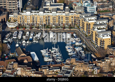 Luftaufnahme der Boote ankern in St. Katharine Docks in London. Stockfoto