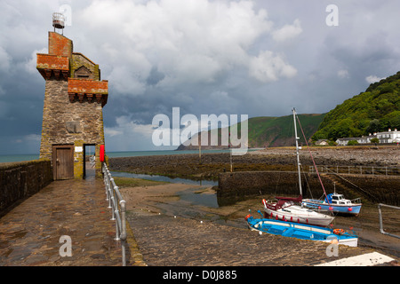 Kleine Boote im Hafen von Lynmouth bei Ebbe, Exmoor National Park. Stockfoto