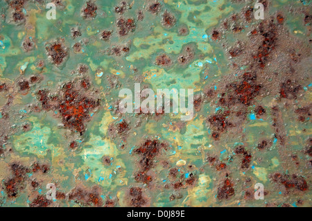 Abgeplatzte grüne Farbe rostig Metalloberfläche. Abstrakte industrielle Eisen Textur. Stockfoto