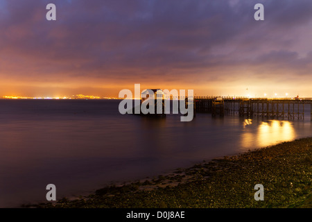 Murmelt Pier und RNLI-Rettungsstation in der Abenddämmerung von Straßenlaterne beleuchtet Stockfoto