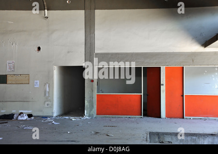 ATHEN, GRIECHENLAND, SEPTEMBER 2011. Junge Einwanderer schläft auf dem schmutzigen Boden von einer verlassenen Fabrik. Stockfoto