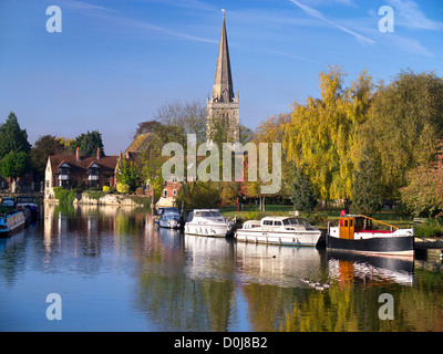 Abingdon gesehen von der Brücke im Frühherbst. Stockfoto