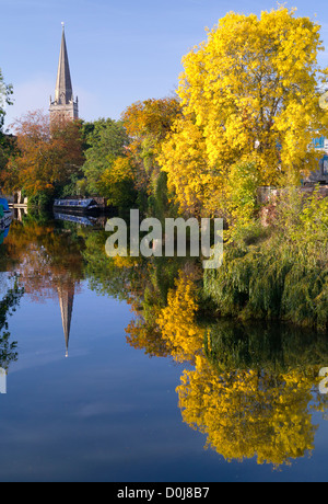 Abingdon gesehen von der Brücke im Frühherbst. Stockfoto