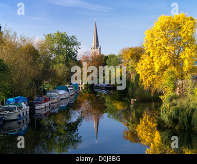 Abingdon gesehen von der Brücke im Frühherbst. Stockfoto