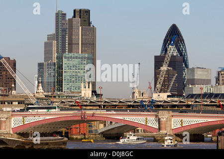 Ein Blick in Richtung Blackfriars Bridge und der City of London. Stockfoto