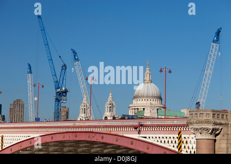 Ein Blick in Richtung Blackfriars Bridge und der City of London. Stockfoto