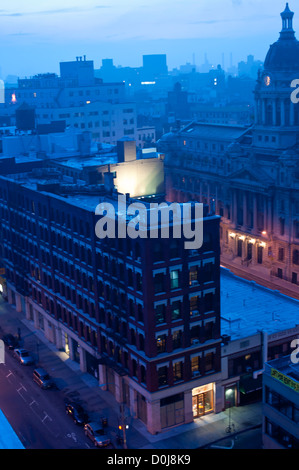 Blick von der Dachterrasse über Downtown NY in der Abenddämmerung Stockfoto