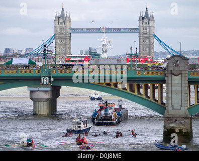 Eine Flottille von kleinen Booten vorbei unter Southwark Bridge während der Thames Festival. Stockfoto