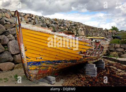 Ein altes Fischerboot, Fäulnis im kleinen Hafen von Barna, in der Nähe von Galway, Irland. Stockfoto