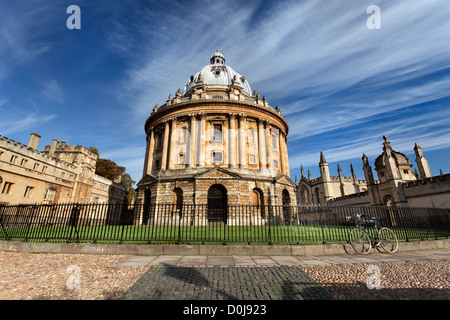 Ein Blick in Richtung Radcliffe Camera mit Brasenose und alle Seelen Colleges in Oxford an einem frühen Herbstmorgen. Stockfoto