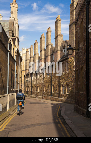 Ein Radfahrer auf Reiten entlang Trinity Lane in Cambridge. Stockfoto