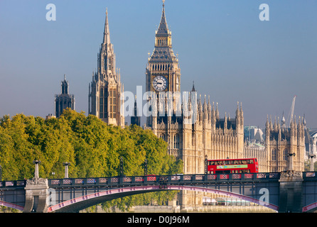 Ein Blick in Richtung Westminster Palace und Lambeth Bridge an einem frühen Herbstmorgen. Stockfoto