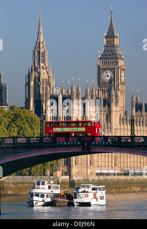 Ein Blick in Richtung Westminster Palace und Lambeth Bridge an einem frühen Herbstmorgen. Stockfoto