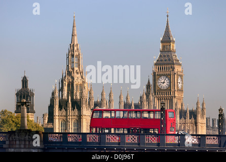 Ein Blick in Richtung Westminster Palace und Lambeth Bridge an einem frühen Herbstmorgen. Stockfoto