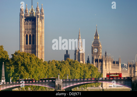 Ein Blick in Richtung Westminster Palace und Lambeth Bridge an einem frühen Herbstmorgen. Stockfoto