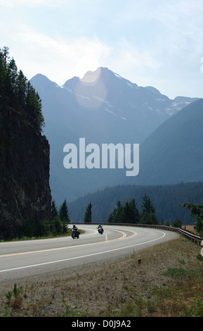 Zwei Motorradfahrer genießen Sie die Schönheit der malerischen Highway 20 in Washington State Cascade Mountains. Stockfoto