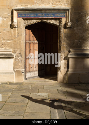 Die Tür an der School of Languages in der Bodleian Library in Oxford. Stockfoto