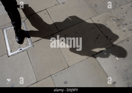 Stadt von London Mann geht Schatten Handy Stockfoto