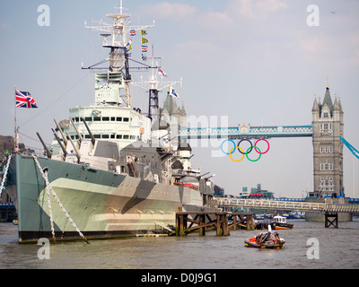 HMS Belfast und die Tower Bridge mit den Olympischen Ringen. Stockfoto