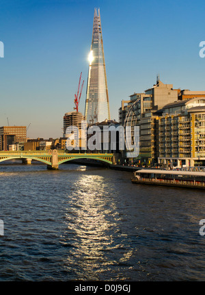 Ein Blick über die Themse in Richtung The Shard. Stockfoto