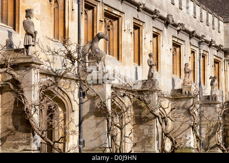 Der Kreuzgang des Magdalen College in Oxford mit Statuen und Glyzinien. Stockfoto