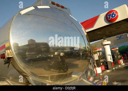 Benzin-Tanker mit Gas Gas Station Los Angeles Stockfoto