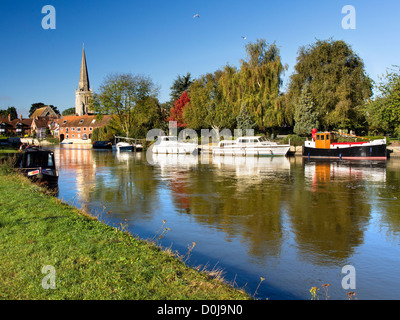 Sportboote von Abingdon Brücke im Herbst. Stockfoto