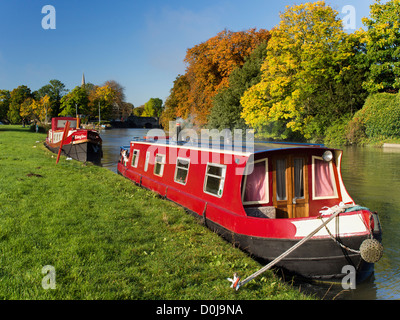 Sportboote von Abingdon Brücke im Herbst. Stockfoto